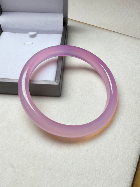 Gelang Kalsedon Brasil Alami; Giok halus dan hangat, es dan transparan, dan efeknya di tangan sangat indah Ukuran sekitar: 62.3-10-7.5㎜ Giok terbentuk secara alami, polanya acak; Termasuk pajak pengiriman
