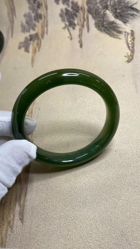 Gelang Hijau Penuh Giok Cui Fine Cui, kaliber 62mm, lebar 13.1mm Giok terbentuk secara alami, polanya acak; sudah termasuk pajak pengiriman.