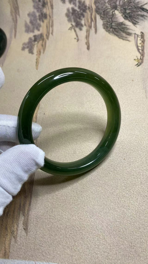 Gelang Hijau Penuh Giok Cui Fine Cui, kaliber 62mm, lebar 13.1mm Giok terbentuk secara alami, polanya acak; sudah termasuk pajak pengiriman.