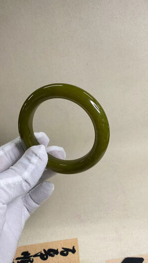 Gelang Alpukat Giok Halus, kaliber 57,5 mm, lebar 13,5 mm Giok terbentuk secara alami, polanya acak; sudah termasuk pajak pengiriman.