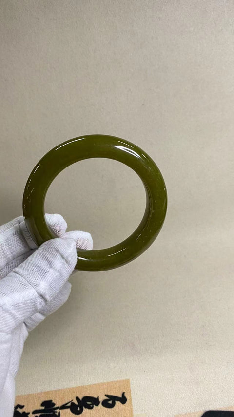 Gelang Alpukat Giok Halus, kaliber 57,5 mm, lebar 13,5 mm Giok terbentuk secara alami, polanya acak; sudah termasuk pajak pengiriman.
