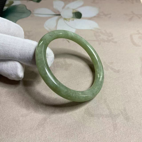 Gelang Strip Bulat Giok Cui Fine Cui, kaliber 51mm, tebal 8mm Giok terbentuk secara alami, polanya acak; sudah termasuk pajak pengiriman.