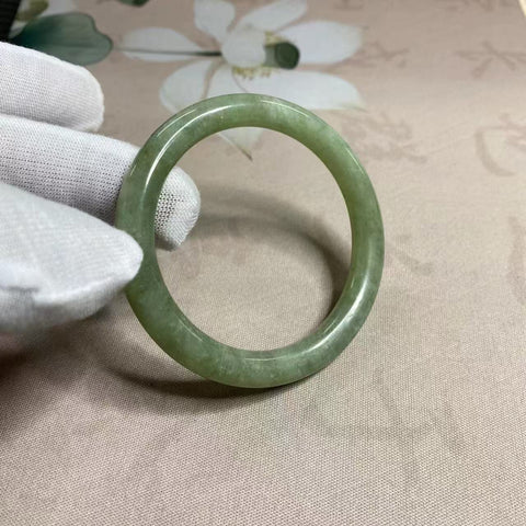 Gelang Strip Bulat Giok Cui Fine Cui, kaliber 51mm, tebal 8mm Giok terbentuk secara alami, polanya acak; sudah termasuk pajak pengiriman.