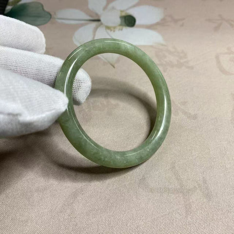 Gelang Strip Bulat Giok Cui Fine Cui, kaliber 51mm, tebal 8mm Giok terbentuk secara alami, polanya acak; sudah termasuk pajak pengiriman.