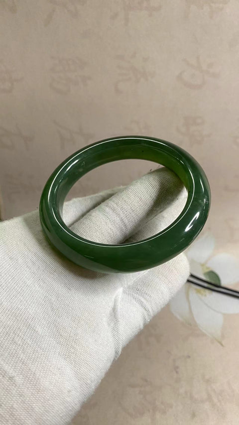 Gelang Giok Halus, kaliber 60mm, lebar: 13,5 mm Giok bersifat alami, pola acak; sudah termasuk pajak pengiriman.