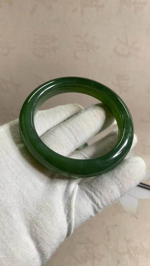 Gelang Giok Halus, kaliber 60mm, lebar: 13,5 mm Giok bersifat alami, pola acak; sudah termasuk pajak pengiriman.