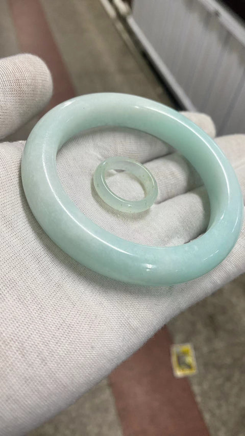 Fine Jade - Celestial Jelly Set, gelang diameter dalam 62mm, lebar sisi 12.8mm, cincin jari: 18mm Giok adalah batu giok yang alami, pola acak; sudah termasuk pajak pengiriman.