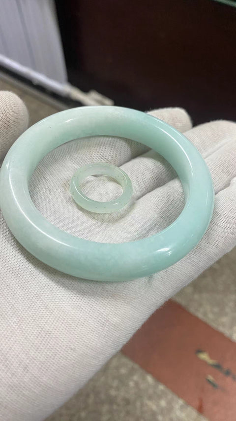 Fine Jade - Celestial Jelly Set, gelang diameter dalam 62mm, lebar sisi 12.8mm, cincin jari: 18mm Giok adalah batu giok yang alami, pola acak; sudah termasuk pajak pengiriman.