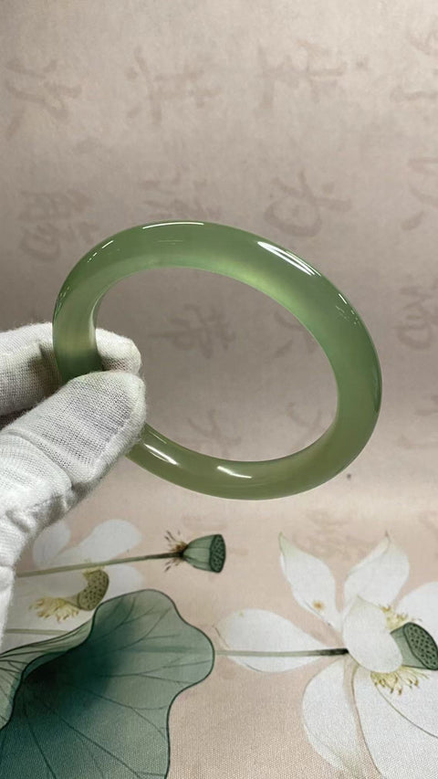 Gelang Giok Halus, kaliber agar sesuai dengan cincin 63, 64, 65, berat karat: 64,1 mm, lebar batang 10,5 mm Giok terbentuk secara alami, polanya acak; sudah termasuk pajak pengiriman.