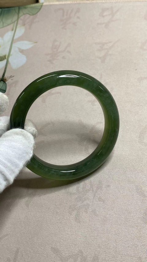 Gelang giok Xiu Yu berwarna hijau penuh, diameter 58 mm, lebar tepi 12,8 mm. Semua barang giok adalah hasil pembentukan alami, pola motifnya acak; termasuk biaya pengiriman dan pajak.