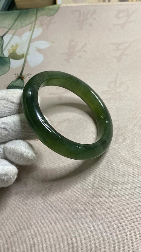 Gelang giok Xiu Yu berwarna hijau penuh, diameter 58 mm, lebar tepi 12,8 mm. Semua barang giok adalah hasil pembentukan alami, pola motifnya acak; termasuk biaya pengiriman dan pajak.