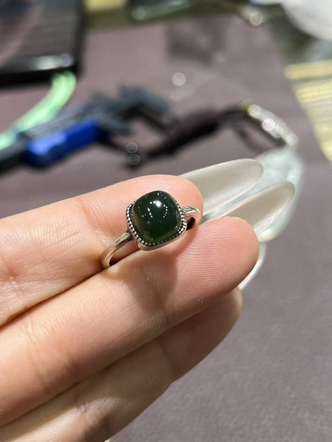Cincin perak dengan hiasan batu giok hijau tua berbentuk kotak kecil, lingkar cincin dapat disesuaikan. Termasuk biaya pengiriman dan pajak.