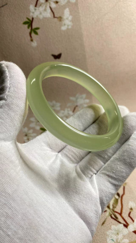 Gelang giok yang indah, diameter 63,1 mm, lebar tepi 12,5 mm. Semua barang giok adalah hasil pembentukan alami, pola motifnya acak; termasuk biaya pengiriman dan pajak.