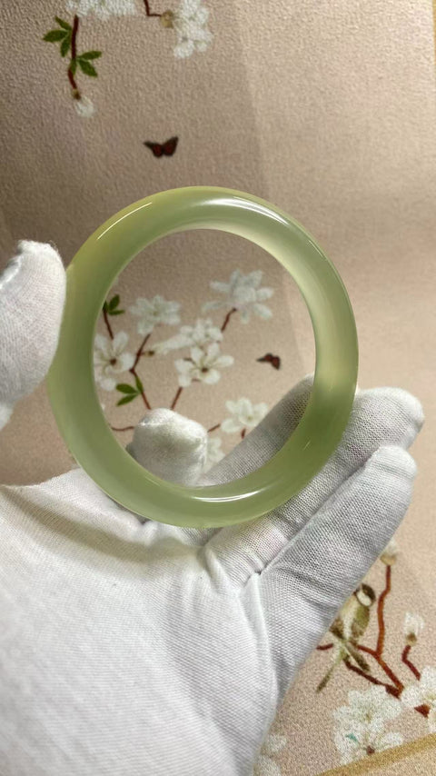 Gelang giok yang indah, diameter 63,1 mm, lebar tepi 12,5 mm. Semua barang giok adalah hasil pembentukan alami, pola motifnya acak; termasuk biaya pengiriman dan pajak.