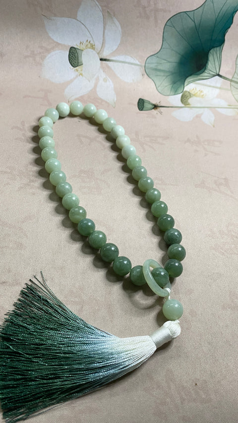 Tangan: Batu giok Xiuyan dengan gradasi warna yang indah, ukuran: 12mm, termasuk biaya pengiriman dan pajak.