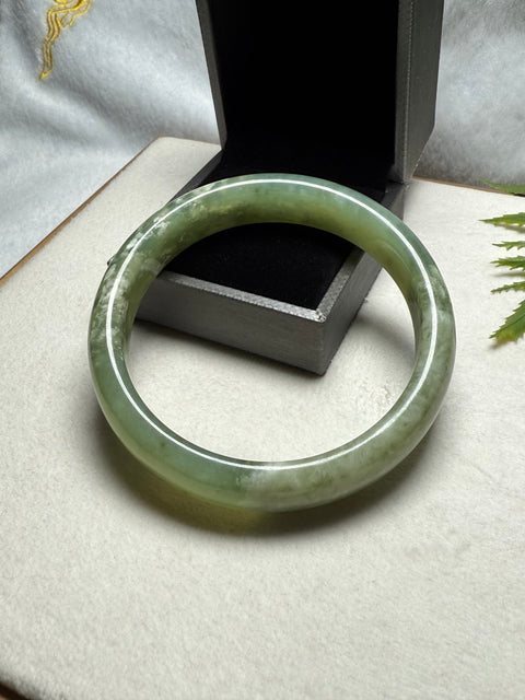 Gelang tangan dari batu giok alami Jia Cui, dengan tekstur halus dan lembut, cocok untuk berbagai gaya; ukuran sekitar: 65,7 × 14,1 × 8,2 mm. Batu alami terbentuk secara alami, pola motifnya acak. Termasuk biaya pengiriman dan pajak.