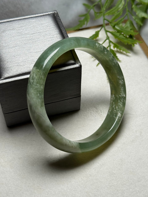 Gelang tangan dari batu giok alami Jia Cui, dengan tekstur halus dan lembut, cocok untuk berbagai gaya; ukuran sekitar: 65,7 × 14,1 × 8,2 mm. Batu alami terbentuk secara alami, pola motifnya acak. Termasuk biaya pengiriman dan pajak.