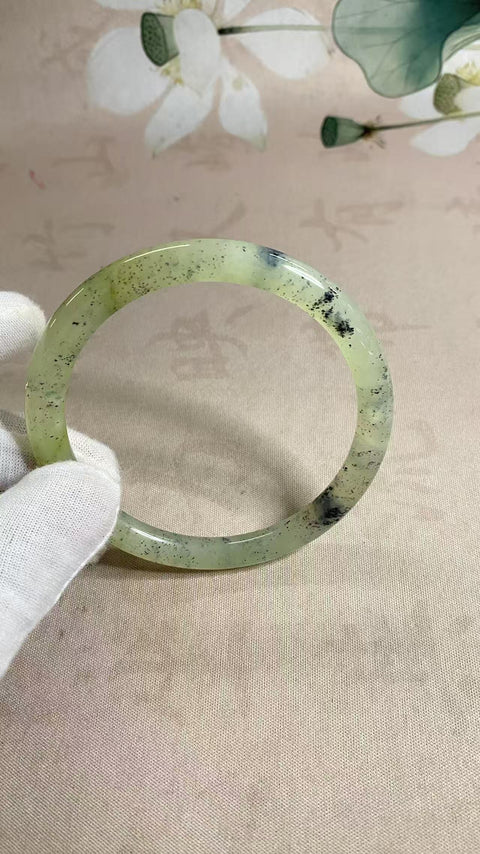 Gelang tangan cantik berbentuk bunga dengan lukisan tinta air dari batu giok Xiuyan, diameter 64,5 mm. Batu alam ini terbentuk secara alami, dan pola motifnya acak. Termasuk biaya pengiriman dan pajak.