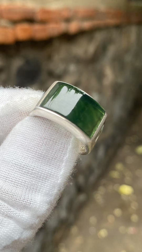 Cincin indah dari batu giok Xiu Yu berwarna hijau penuh, terbuat dari bahan 180, dengan desain cincin pelana yang dihiasi perak 925, ukuran lingkar dapat disesuaikan, spesifikasi: 18 × 11,5 mm. Termasuk biaya pengiriman dan pajak.