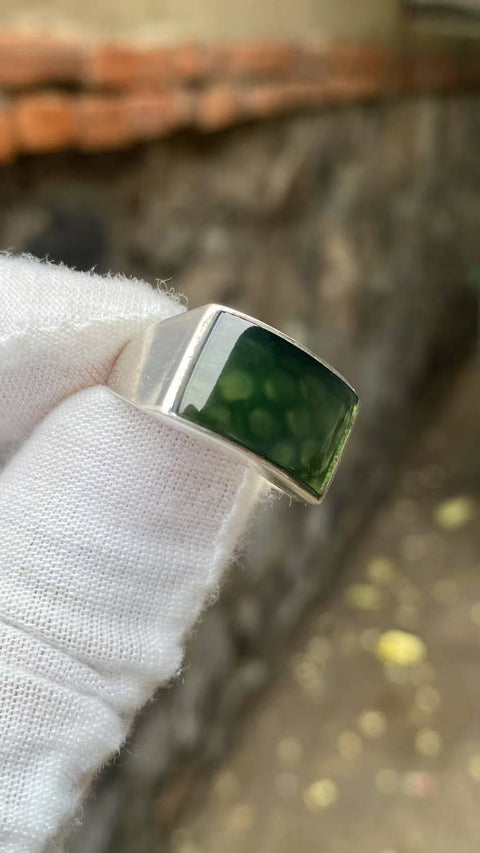 Cincin indah dari batu giok Xiu Yu berwarna hijau penuh, terbuat dari bahan 180, dengan desain cincin pelana yang dihiasi perak 925, ukuran lingkar dapat disesuaikan, spesifikasi: 18 × 11,5 mm. Termasuk biaya pengiriman dan pajak.