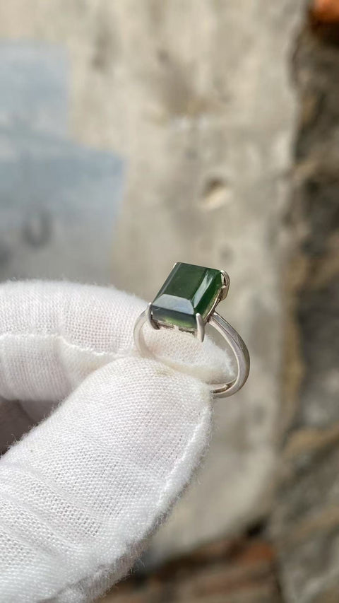 Cincin: Cincin indah dari batu giok hijau penuh 180, dengan teknik pemotongan 925 perak, ukuran cincin dapat disesuaikan, spesifikasi: 9,7 × 6,5 mm Termasuk biaya pengiriman dan pajak.