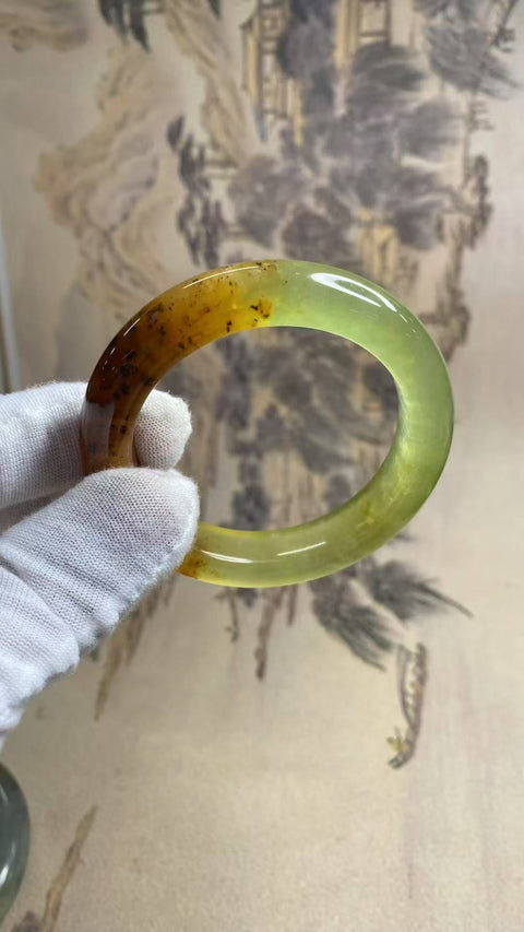Gelang tangan indah dari batu giok alami Xiu Yu Hua Yu, cocok untuk ukuran lingkar tangan 50, 51, dan 52, lebar tepi 12,1 mm, berat: 51,3 gram. Batu alami terbentuk secara alami, pola motifnya acak. Termasuk biaya pengiriman dan pajak.