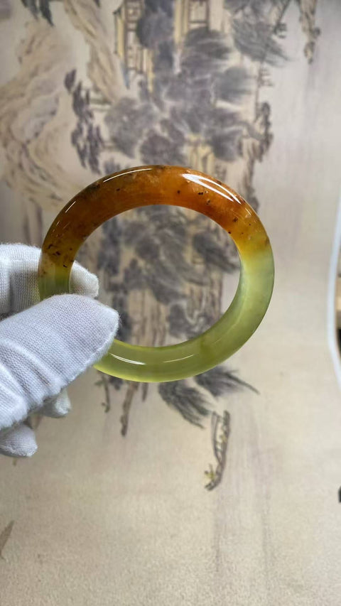 Gelang tangan indah dari batu giok alami Xiu Yu Hua Yu, cocok untuk ukuran lingkar tangan 50, 51, dan 52, lebar tepi 12,1 mm, berat: 51,3 gram. Batu alami terbentuk secara alami, pola motifnya acak. Termasuk biaya pengiriman dan pajak.