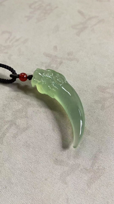 Gigi Naga: Perhiasan Gantung dari Batu Giok yang Indah — Bisnis Makmur, Naga Berkibar di Masa Kejayaan, Spesifikasi: 59,8 × 18,6 mm Termasuk Biaya Pengiriman dan Pajak