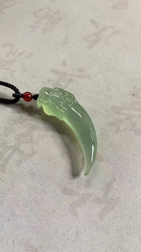 Gigi Naga: Perhiasan Gantung dari Batu Giok yang Indah — Bisnis Makmur, Naga Berkibar di Masa Kejayaan, Spesifikasi: 59,8 × 18,6 mm Termasuk Biaya Pengiriman dan Pajak