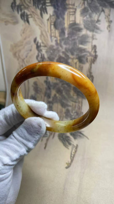 Gelang tangan indah dari batu giok alami Xiu Yu Hua Yu, ukuran lingkar cocok untuk 61, 62, dan 63 cm, lebar tepi 13,5 mm, berat: 62,3 gram. Batu alami ini terbentuk secara alami, pola motifnya acak. Termasuk biaya pengiriman dan pajak.