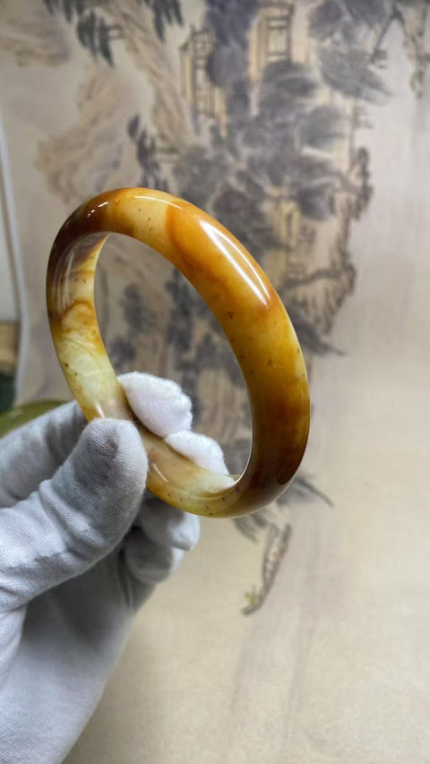 Gelang tangan indah dari batu giok alami Xiu Yu Hua Yu, ukuran lingkar cocok untuk 61, 62, dan 63 cm, lebar tepi 13,5 mm, berat: 62,3 gram. Batu alami ini terbentuk secara alami, pola motifnya acak. Termasuk biaya pengiriman dan pajak.