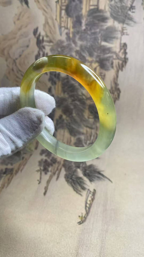 Gelang batu giok Xiu Yu bermotif bunga dengan berbagai warna, ukuran lingkar cocok untuk 55, 56, dan 57 cm, diameter: 56,8 mm, lebar: 11 mm. Batu alam ini terbentuk secara alami, pola motifnya acak. Termasuk biaya pengiriman dan pajak.