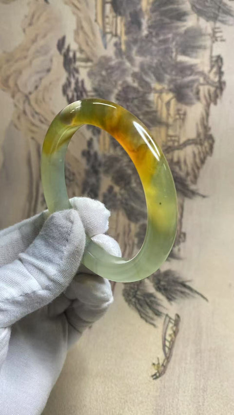 Gelang batu giok Xiu Yu bermotif bunga dengan berbagai warna, ukuran lingkar cocok untuk 55, 56, dan 57 cm, diameter: 56,8 mm, lebar: 11 mm. Batu alam ini terbentuk secara alami, pola motifnya acak. Termasuk biaya pengiriman dan pajak.