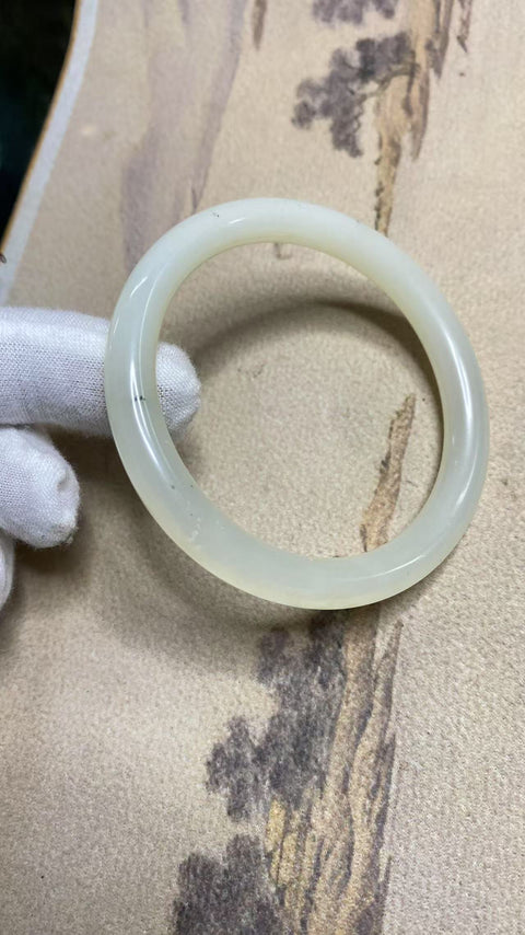 Gelang giok Xiuyan yang indah, diameter 56.6 mm, lebar sisi 7.5 mm Batu alam ini terbentuk secara alami, pola motifnya acak. Termasuk biaya pengiriman dan pajak.
