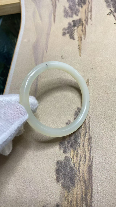 Gelang giok Xiuyan yang indah, diameter 56.6 mm, lebar sisi 7.5 mm Batu alam ini terbentuk secara alami, pola motifnya acak. Termasuk biaya pengiriman dan pajak.