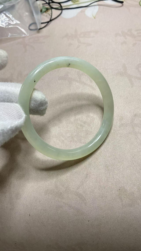Kalung giok indah dengan desain cantik, ukuran leher cocok untuk lingkar leher 56 dan 57 cm, berat 56,8 gram, lebar kalung 7,5 cm. Batu giok ini adalah batu alam yang terbentuk secara alami, dengan pola yang acak. Termasuk biaya pengiriman dan pajak.