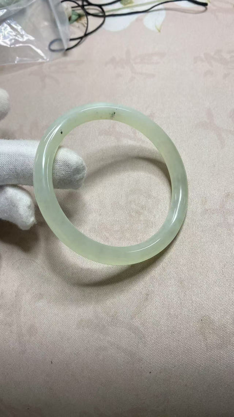 Kalung giok indah dengan desain cantik, ukuran leher cocok untuk lingkar leher 56 dan 57 cm, berat 56,8 gram, lebar kalung 7,5 cm. Batu giok ini adalah batu alam yang terbentuk secara alami, dengan pola yang acak. Termasuk biaya pengiriman dan pajak.