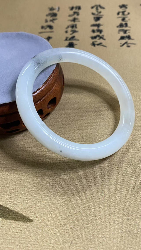 Exquisite Xiuyan Jade — Distant Mountains and Ink-Washed Beauty Bracelet, white with ink splashes, ink colour like a painting, diameter 55mm, thickness 7.5mm. Natural stones are naturally formed, with random patterns. Shipping and tax included.