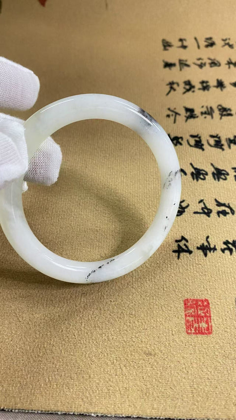 Batu giok yang indah —, putih dengan corak hitam seperti lukisan, diameter 55mm, ketebalan 7,5mm. Batu alam ini terbentuk secara alami, pola coraknya acak. Termasuk biaya pengiriman dan pajak.