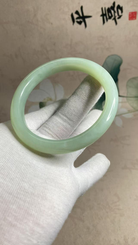 Gelang perak biru dari batu giok Xiuyan yang indah, diameter 63,5 mm, lebar 11,2 mm. Batu alam ini terbentuk secara alami, sehingga pola dan coraknya acak. Termasuk biaya pengiriman dan pajak.