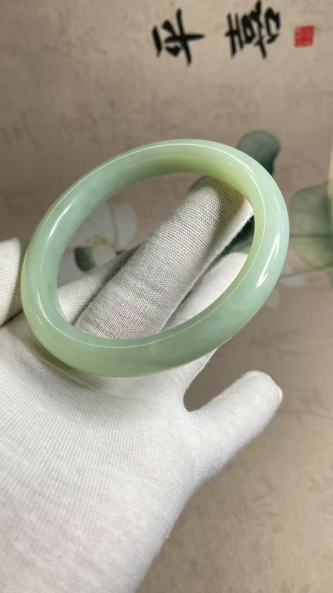 Gelang perak biru dari batu giok Xiuyan yang indah, diameter 63,5 mm, lebar 11,2 mm. Batu alam ini terbentuk secara alami, sehingga pola dan coraknya acak. Termasuk biaya pengiriman dan pajak.