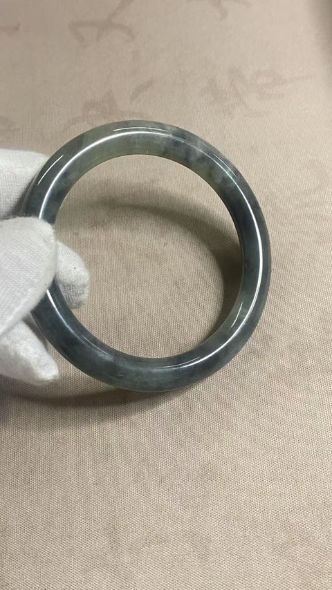 Gelang tangan dari batu giok Xiuyan berwarna hitam pekat, dengan diameter yang cocok untuk ukuran 54, 55, dan 56. Ukuran karet 55,5, lebar tali 81 mm. Semua batu alami terbentuk secara alami, pola motifnya acak. Termasuk biaya pengiriman dan pajak.