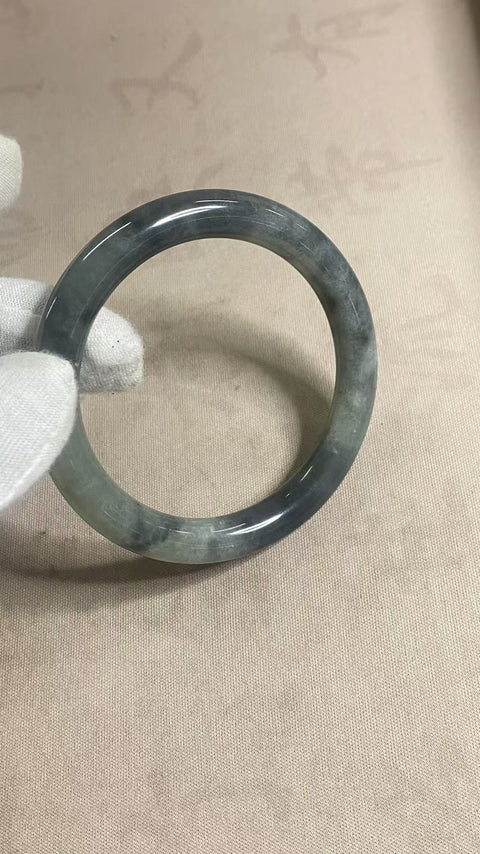 Gelang tangan dari batu giok Xiuyan berwarna hitam pekat, dengan diameter yang cocok untuk ukuran 54, 55, dan 56. Ukuran karet 55,5, lebar tali 81 mm. Semua batu alami terbentuk secara alami, pola motifnya acak. Termasuk biaya pengiriman dan pajak.