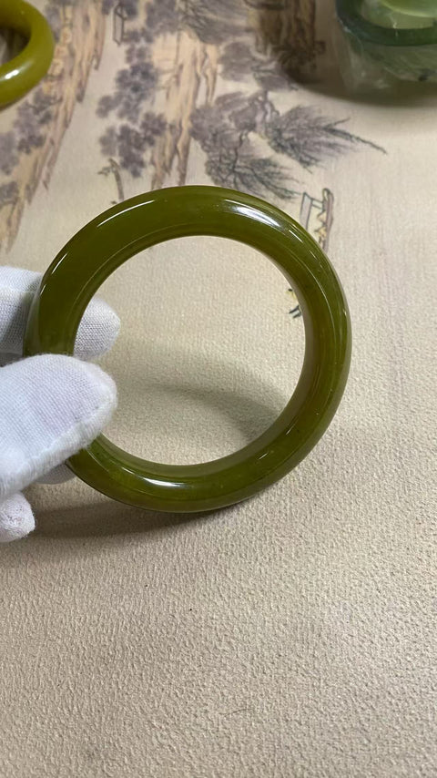 Gelang giok Xiuyan yang indah, diameter 58,7 mm, lebar tepi 13,5 mm. Batu alam ini terbentuk secara alami, pola motifnya acak. Termasuk biaya pengiriman dan pajak.