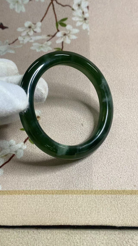 Gelang giok Xiu Yu berwarna hijau tua dengan motif yang indah, diameter 57,1 mm, lebar 11 mm Batu alam ini terbentuk secara alami, motifnya acak Termasuk biaya pengiriman dan pajak
