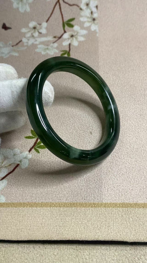 Gelang giok Xiu Yu berwarna hijau tua dengan motif yang indah, diameter 57,1 mm, lebar 11 mm Batu alam ini terbentuk secara alami, motifnya acak Termasuk biaya pengiriman dan pajak