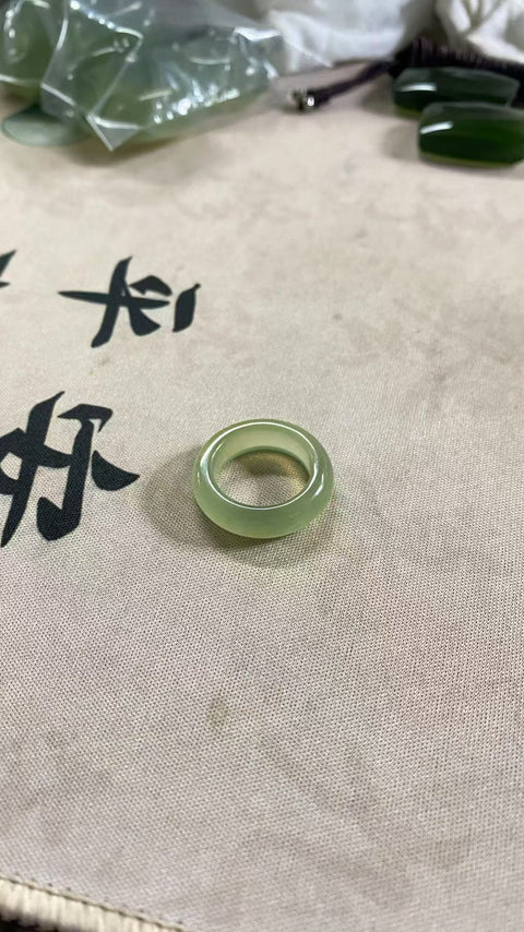Cincin jari dari giok Xiuyan yang indah, ukuran: 16mm, warna hijau muda, terlihat cantik saat dipakai. Termasuk biaya pengiriman dan pajak.