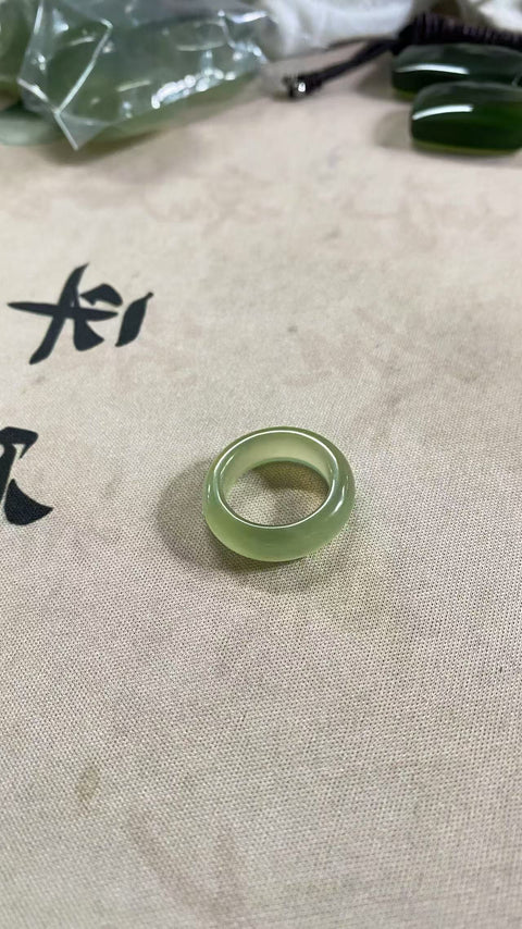 Cincin jari dari giok Xiuyan yang indah, ukuran: 16mm, warna hijau muda, terlihat cantik saat dipakai. Termasuk biaya pengiriman dan pajak.