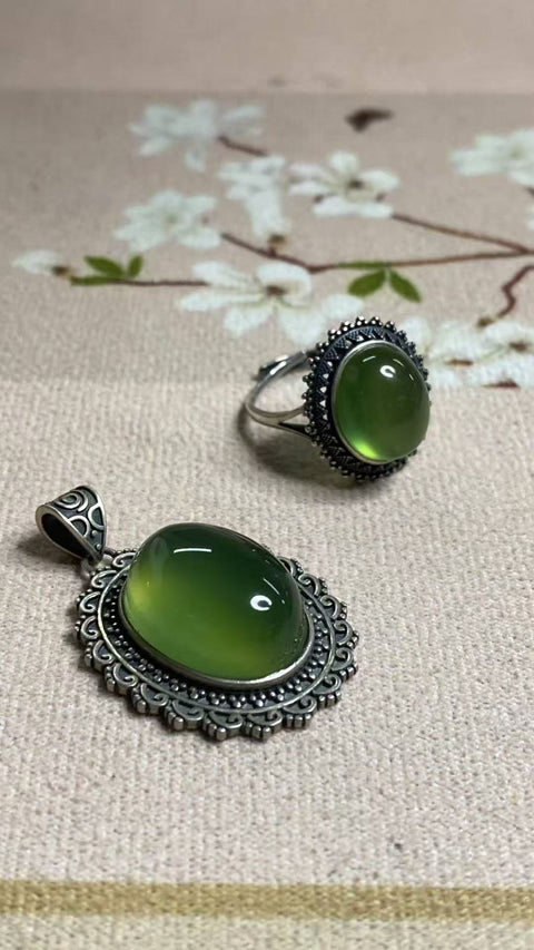 Set perhiasan giok Xiuyan yang indah, dengan hiasan perak 925, cincin: 11✖️14mm, ukuran lingkar dapat disesuaikan, gantungan giok: 16✖️20mm Termasuk biaya pengiriman dan pajak.