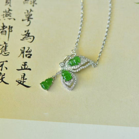 Kalung liontin perak s925 dengan hiasan giok hijau dan giok biru, bentuk labu dan kupu-kupu, dilengkapi dengan batu zirkonia dan rantai alami. Termasuk biaya pengiriman dan pajak.